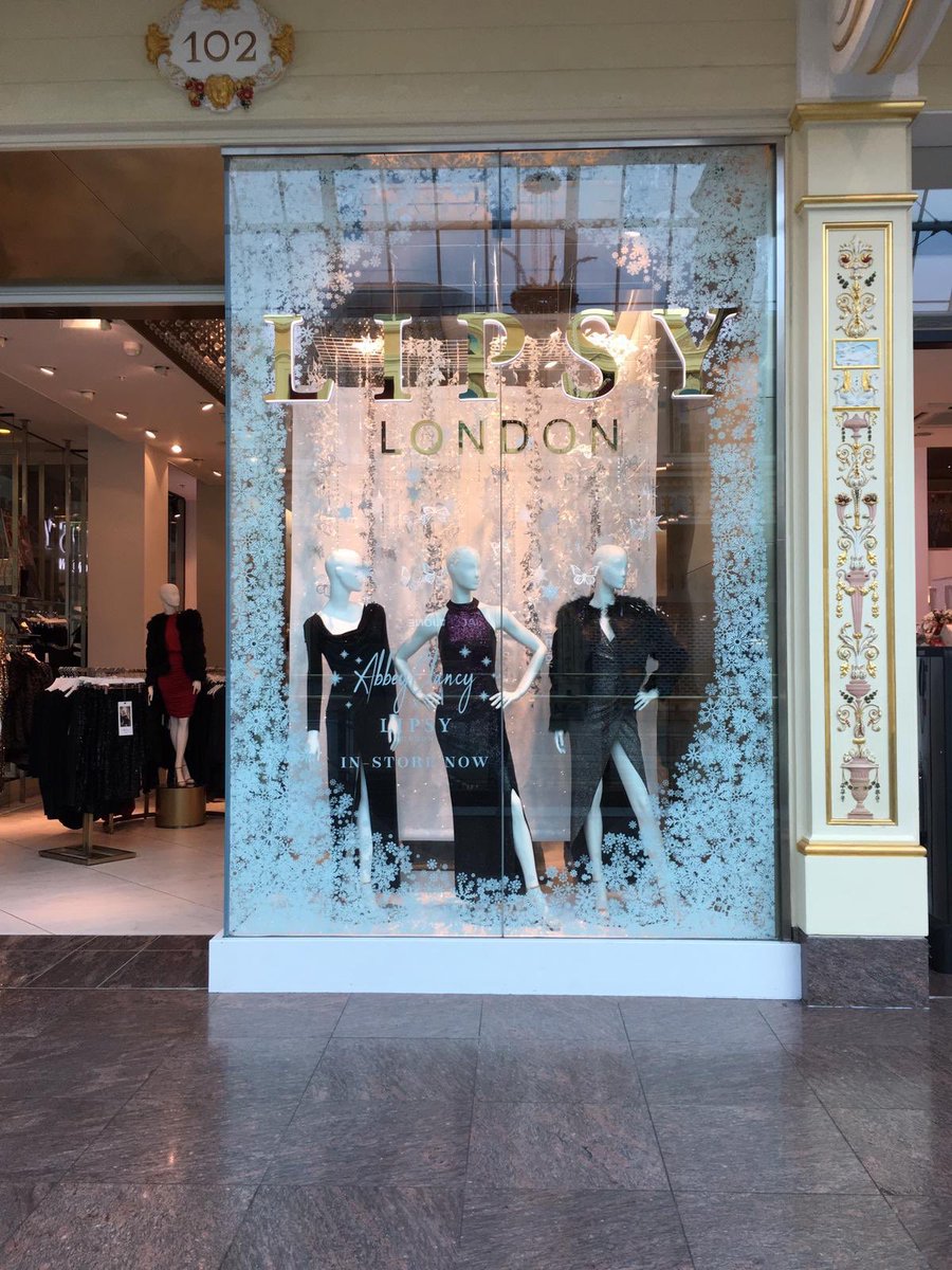 SDIDisplays's tweet photo. Throwing it back to last year’s Lipsy London Christmas windows ✨🎄

Backdrop and hanging garlands produced by us 💫 

For all your Christmas enquiries, get in touch!

 #design #windows #designer #custom #christmas #gettingreadyforchristmas #christmaswindows #seasonal https://t.co/0EXsGdQdEw