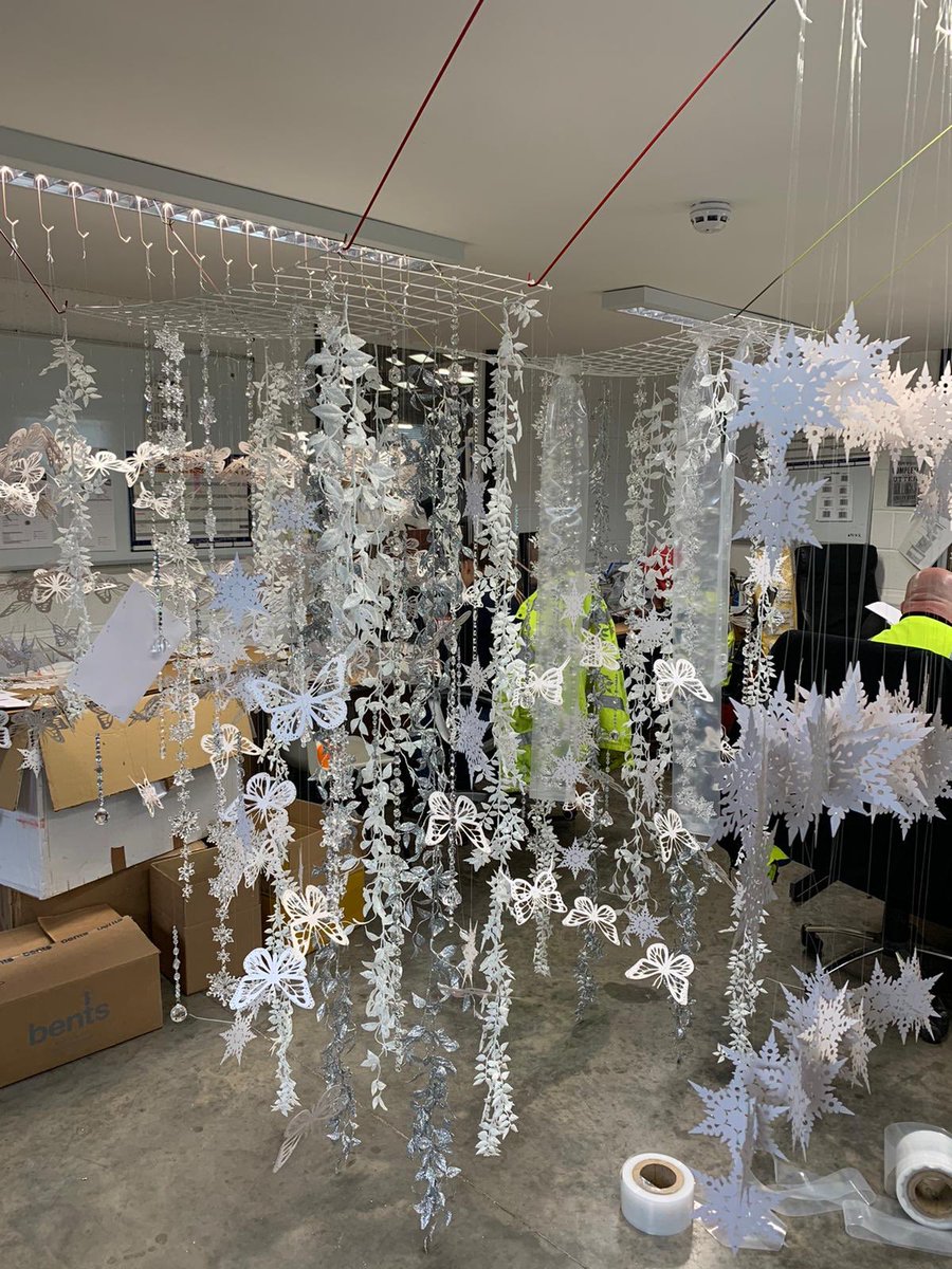 SDIDisplays's tweet photo. Throwing it back to last year’s Lipsy London Christmas windows ✨🎄

Backdrop and hanging garlands produced by us 💫 

For all your Christmas enquiries, get in touch!

 #design #windows #designer #custom #christmas #gettingreadyforchristmas #christmaswindows #seasonal https://t.co/0EXsGdQdEw