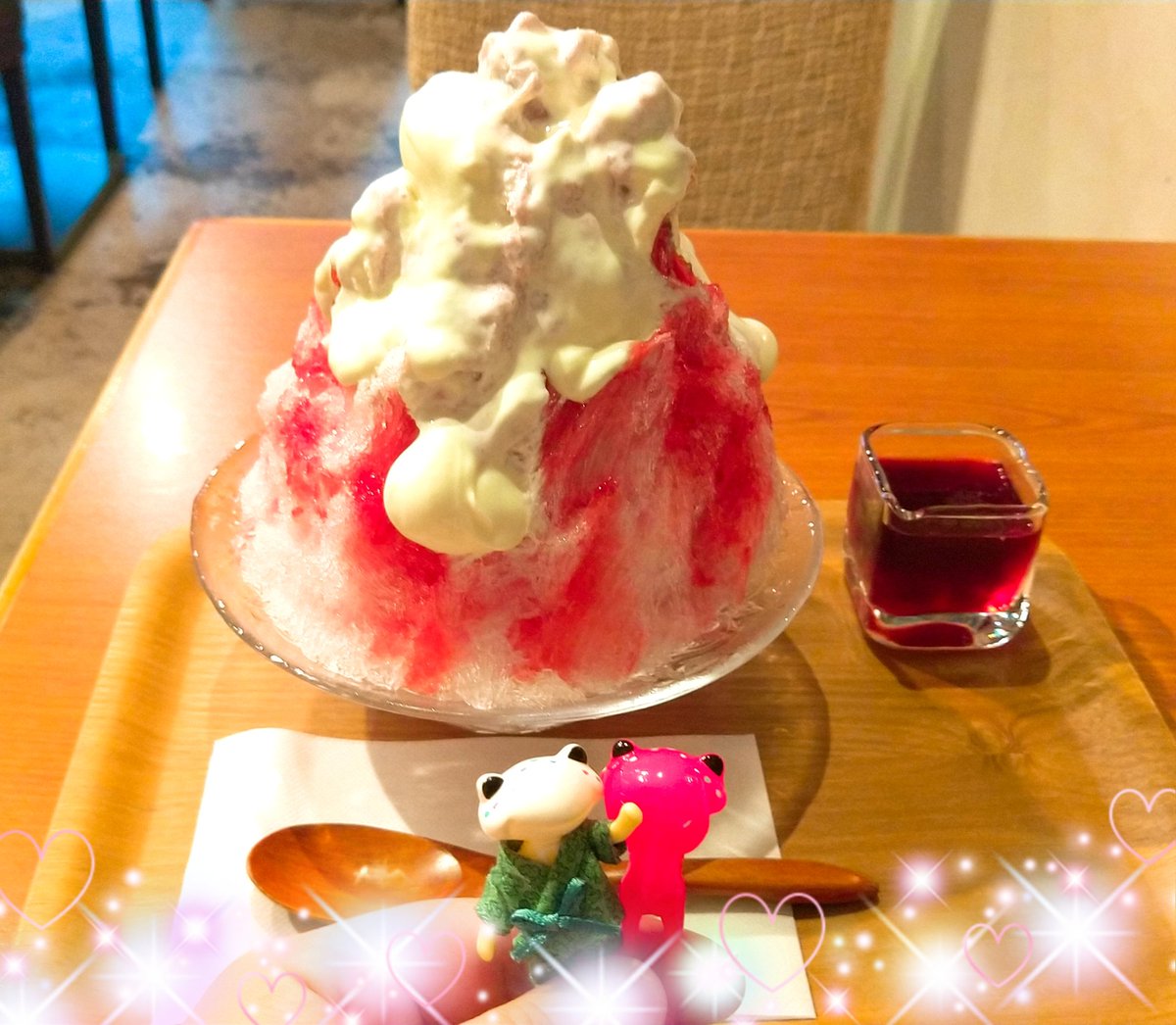 ぐっちょん 信長の犬のソワレを見に銀座へ 狙ってたかき氷がやってなくて幸せのパンケーキを食べに歩いていたらおしゃれなカフェが かき氷をやってたのでふらっと入った こういうのも出会い ハイビスカスティーのかき氷 マスカルポーネのクリームと