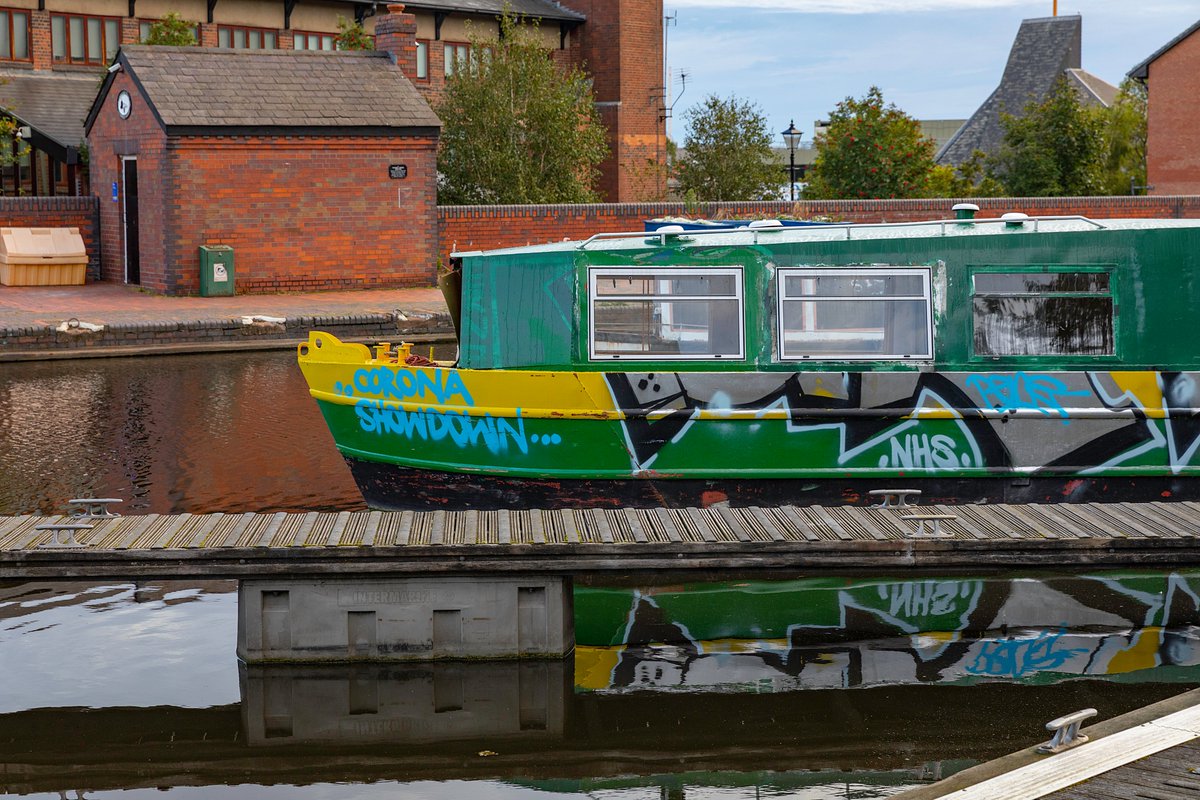 Dammo's tweet photo. Cambrian Wharf looking very quiet although a boat was moving through the canals in the early hours @BCNSociety @CRTWestMidlands @CRTBoating @brumpic #Birmingham Sad to see #theflapper closed https://t.co/ulUfMYIUNG