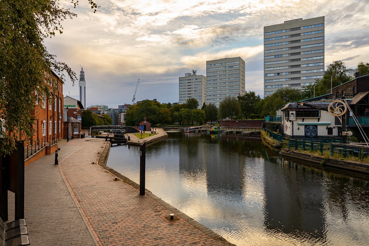 Dammo's tweet photo. Cambrian Wharf looking very quiet although a boat was moving through the canals in the early hours @BCNSociety @CRTWestMidlands @CRTBoating @brumpic #Birmingham Sad to see #theflapper closed https://t.co/ulUfMYIUNG