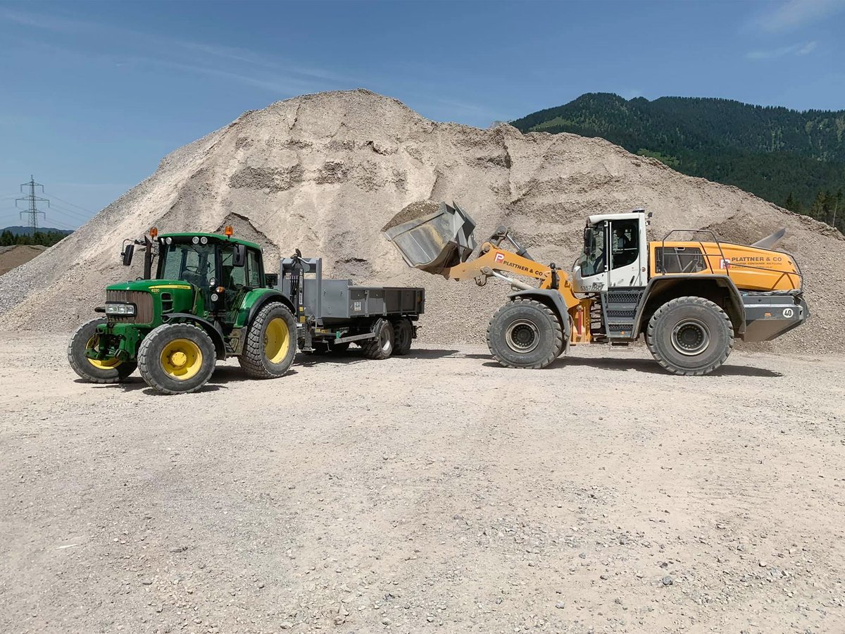 StrongaLtd's tweet photo. Superior strength with lasting beauty. It can only be HookLoada.

Photo credit: EFK Erdbau-Forst und Kommunalarbeiten Florian Grund

#stronga #hookloada #hooklift #trailer #johndeere #tractor #construction #machinery #quarry https://t.co/ywqxSeKE8v
