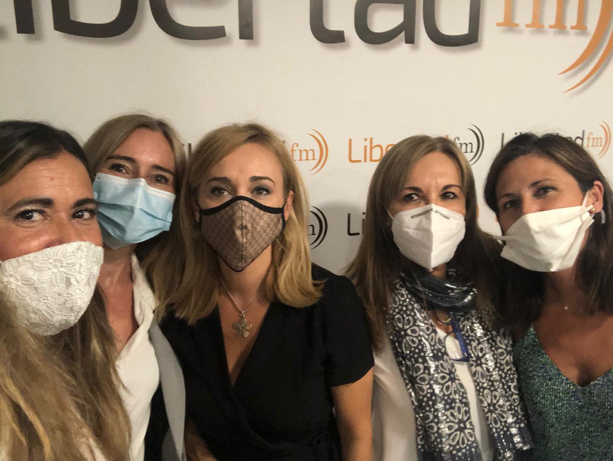 Celebrando la primera de muchas tertulias que nos esperan en @libertadfm107, con @evaroblesspain y grandes amigas. Mascarillas fuera sólo para la foto😷. ¡Te esperamos en #Citaconcinco los lunes a las 14.00! Hablaremos de #amor #vida #sueños #ligar #ellos #ellas #todoloquieras