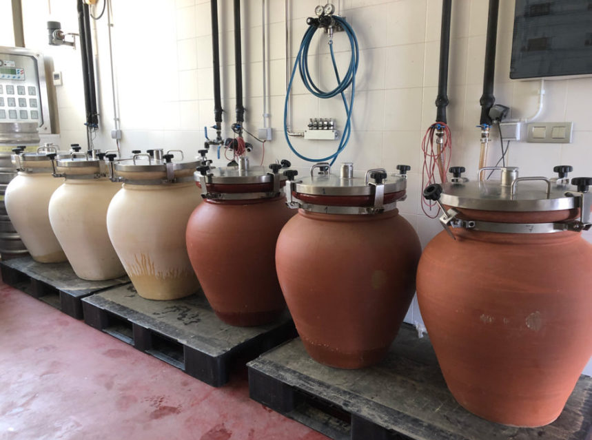 lagacetadelvino's tweet photo. ¿Conoces el proyecto #Govalmavin liderado por la @PT_Vino? 
En él se ha buscado recuperar la #tinaja como medio para elaborar #vino.
Un proyecto al que se han sumado bodegas como:
@PradoReyBodegas
@cellerdelroure
@Sanchawine
https://t.co/QBYmTlYxJt https://t.co/gxxLs0lvVk