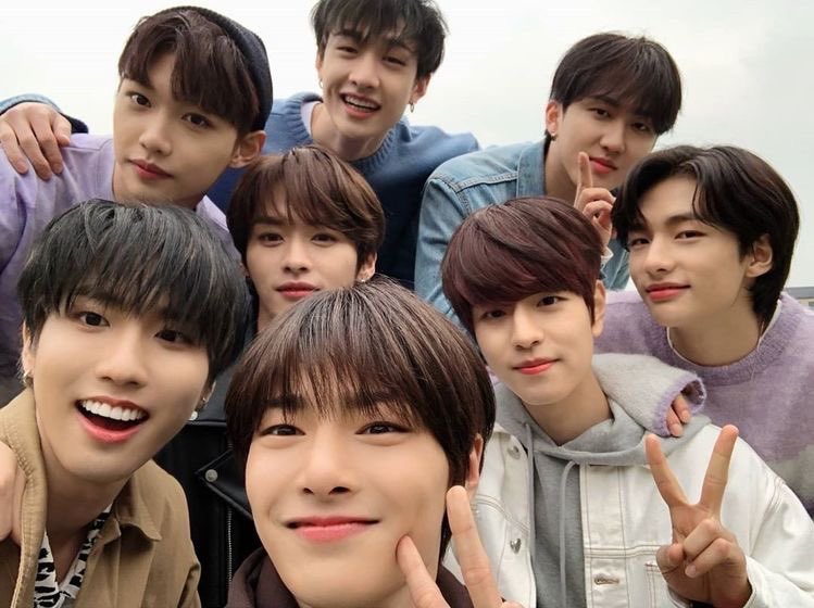 hourlychris's tweet photo. this is stray kids https://t.co/MHHuvzEG4E
