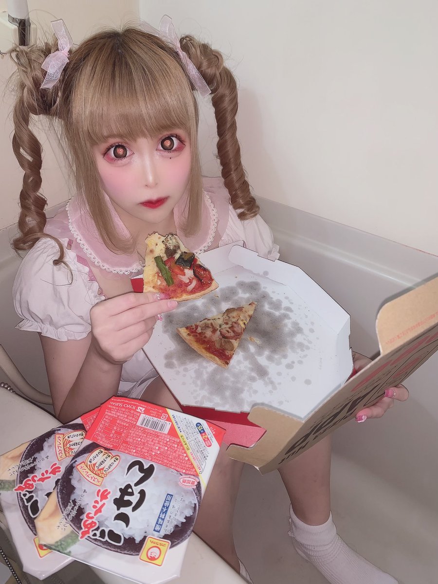 KILL__666__'s tweet photo. ブルーな気持ちを食べて 歪にかわいい https://t.co/xT2EwYNWIq