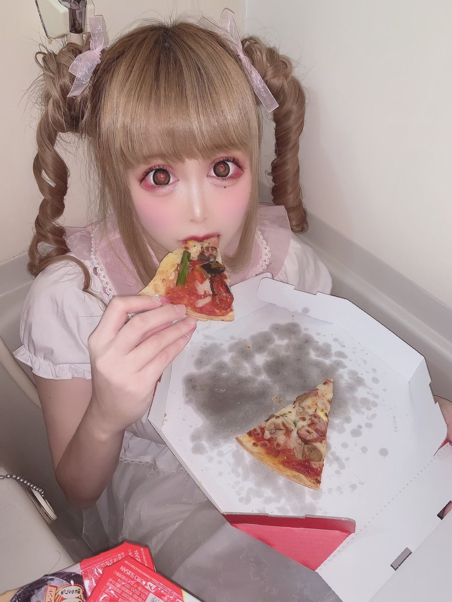 KILL__666__'s tweet photo. ブルーな気持ちを食べて 歪にかわいい https://t.co/xT2EwYNWIq