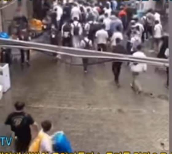 Хятадын Шанхайн цахилгаан барааны бүтээгдхүүн үйлдвэрлэдэг үйлдвэрийн захиргаа үйлдвэрт шалгалт өгч тэнцсэн ажиллах хүчин болсон залуусын дэс дарааллаар дуудахдаа үнэмлэхийг газар "шидэж" гардуулав
...улмааp шинээр орсон залуусаас гадна үйлдвэрийн бүх ажилчид бүгд ажлаа хаяжээ