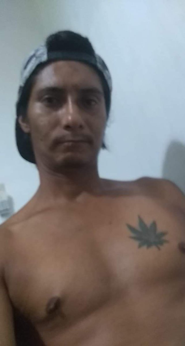 MorbosPeru's tweet photo. Que rica verda tiene el amigo de mi primo sienpre se le notaba ese bultazo y le engañe para ver su pijota Piurano hetero Engañado https://t.co/ENFpH4ZsBa