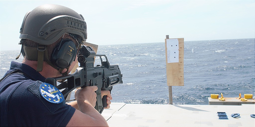 EUNAVFOR's tweet photo. #OpAtalanta🇪🇺 assets conduct regular live firing exercises allowing crews and boarding teams to remain confident in their abilities to respond to any situation as it arises. @eu_eeas @ChairmanEUMC @MinisteroDifesa @EMADmde @MORH_OSRH #counterpiracy #EuDefence #StromgerTogether https://t.co/i6zfSY00Uz