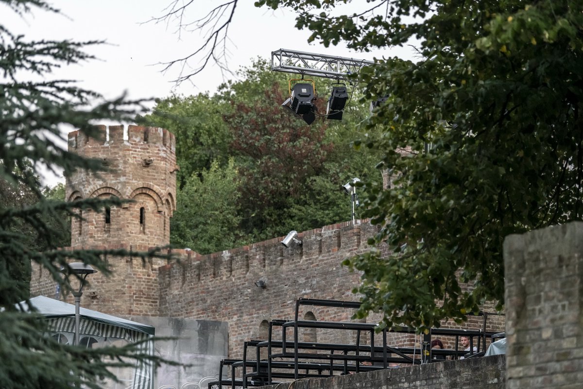 TvrdjavaTeatar's tweet photo. Na četvrtom festivalskom danu izvedena je predstava ,,Oleanna".
U pitanju je drama o iskrivljenim društvenim vrednostima i pokazuje do kojeg ekstrema možemo da dođemo ako nastavimo u smeru u kojem se u modernom obrazovanju povlači znak jednakosti između studenata i profesora. https://t.co/fQglaU16eM