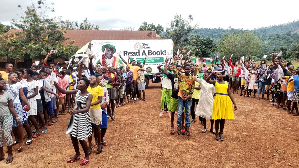 Otumfuofdn's tweet photo. JHS students of Sabronum community in the Ahafo Ano South district benefit from "Otumfuo-Agroecom Story Book Project."
Promoting reading and learning whilst at home.
#OneStoryBook
#SupportBasicEducation https://t.co/d9oEWRNFTF