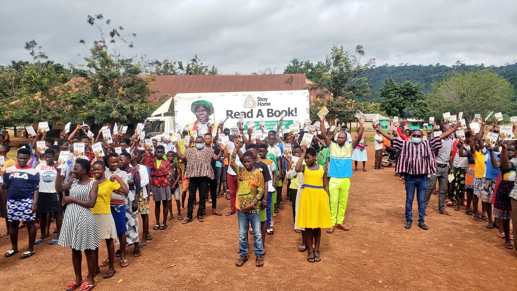 Otumfuofdn's tweet photo. JHS students of Sabronum community in the Ahafo Ano South district benefit from "Otumfuo-Agroecom Story Book Project."
Promoting reading and learning whilst at home.
#OneStoryBook
#SupportBasicEducation https://t.co/d9oEWRNFTF