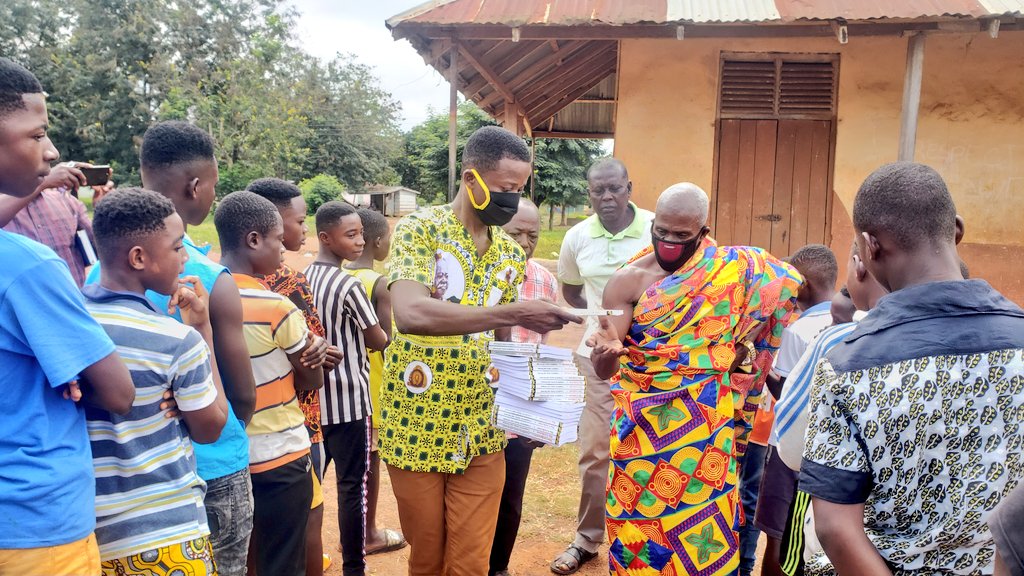 Otumfuofdn's tweet photo. JHS students of Sabronum community in the Ahafo Ano South district benefit from "Otumfuo-Agroecom Story Book Project."
Promoting reading and learning whilst at home.
#OneStoryBook
#SupportBasicEducation https://t.co/d9oEWRNFTF