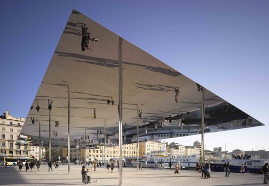 ManuelRevilla57's tweet photo. Pabellón Vieux Port 

Foster + Partners

Fotografías de Edmund Sumner

Situado en la desembocadura del puerto de #Marsella , declarado Patrimonio de la Humanidad, el Vieux Port Pavilion, ofrece un nuevo espacio protegido para eventos en el extremo este del puerto.

#DimartsUrbans https://t.co/ohvgm1avNm
