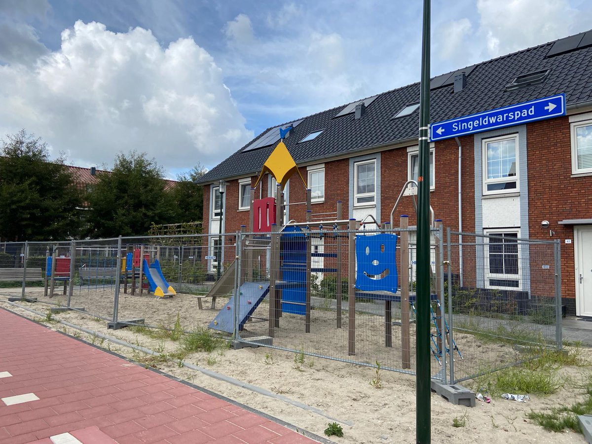 Ergens in Wateringen staat een speeltuin die al een jaar (!) gesloten is.