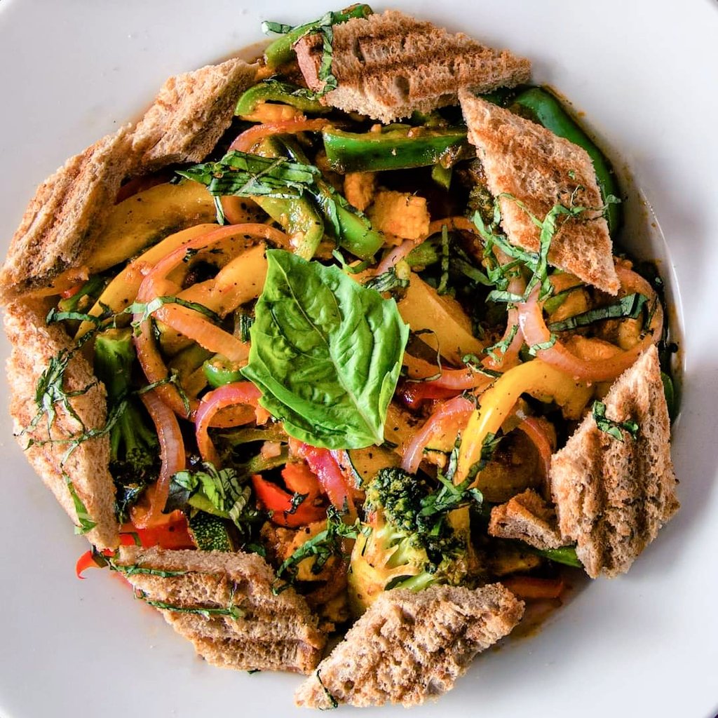 FitClock's tweet photo. Crisp field greens in tomato basil vinaigrette

Belll peppers, baby corn, cherry  tomatoes, mushrooms, french  beans and broccoli in our  signature tomato basil vinaigrette. 

#salads #goodfood #goodlife #healthy #healthyeating #lowcarb #fit  #foodgasm #fitoclock #ahmedabad #food https://t.co/WarXTjJZMW