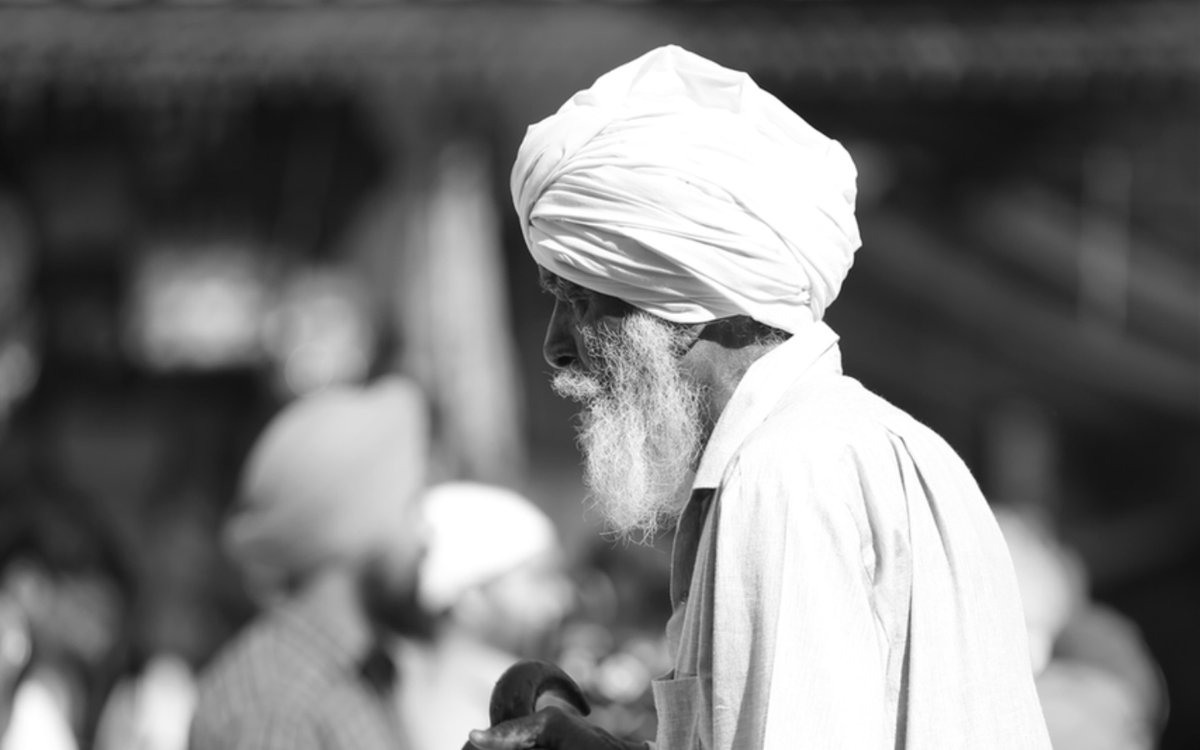 In @Kashianasingh's beautiful poem, ‘Pagri/Paggar/Pagadi/Pagg Turbans’, a father slowly folds his turban in front of his daughter, the intimate act of which is akin to the gradual unravelling of a poem. Read her poem here: bit.ly/3jVq3WC #LifeinLanguages #translation
