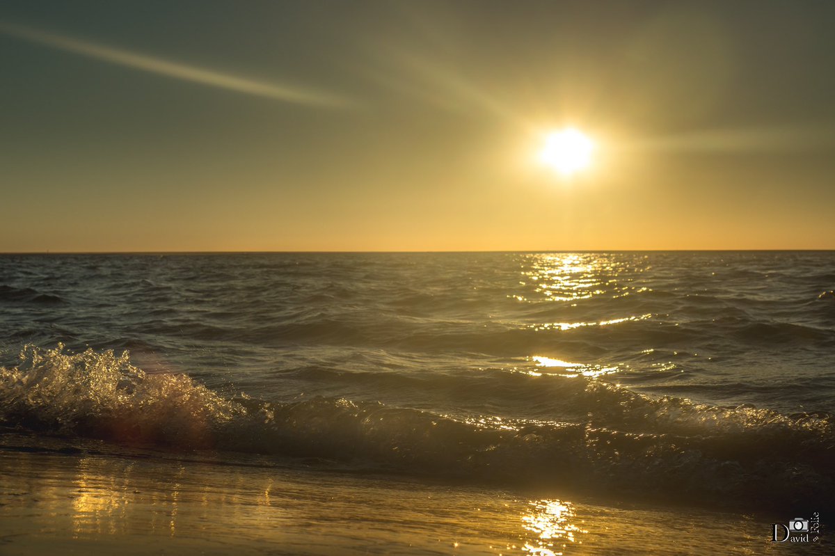 david_folie's tweet photo. Laisse-toi bercer par cette jolie melodie.
#plagedupetitnice #nouvelleaquitaine #gironde #sunset #summer2020 https://t.co/a1cSRm50cn