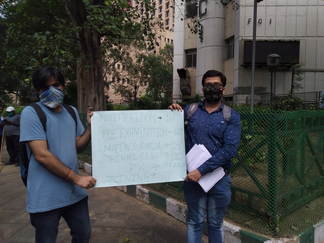 Fci2019wantjoi1's tweet photo. @FCI_India  wha kind of attitude is this...y are you not talking with candidates standing outside ur AC chambers?? Can't you just listen to the problem? I think u all are frightened this not facing candidates @irvpaswan @iChiragPaswan @DoPTGoI @fooddeptgoi @PMOIndia https://t.co/7kBNvtUN89