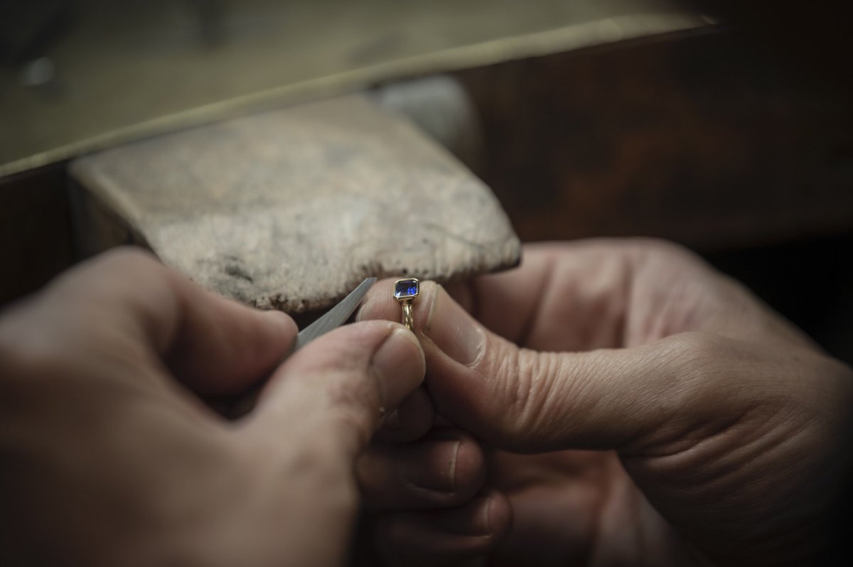 Theo_Fennell's tweet photo. The captivating natural, untreated colour of the Spinel used in this ring, captures the eye of the most discerning gemstone connoisseur. Source: Luc Yen – Vietnam #TheoFennell #PreciousFew #Rings #Spinel #Workshop #Craftsmanship #Handmade #Jewellery #Gemstones #LucYen #Vietnam https://t.co/dGNGzNbYfR