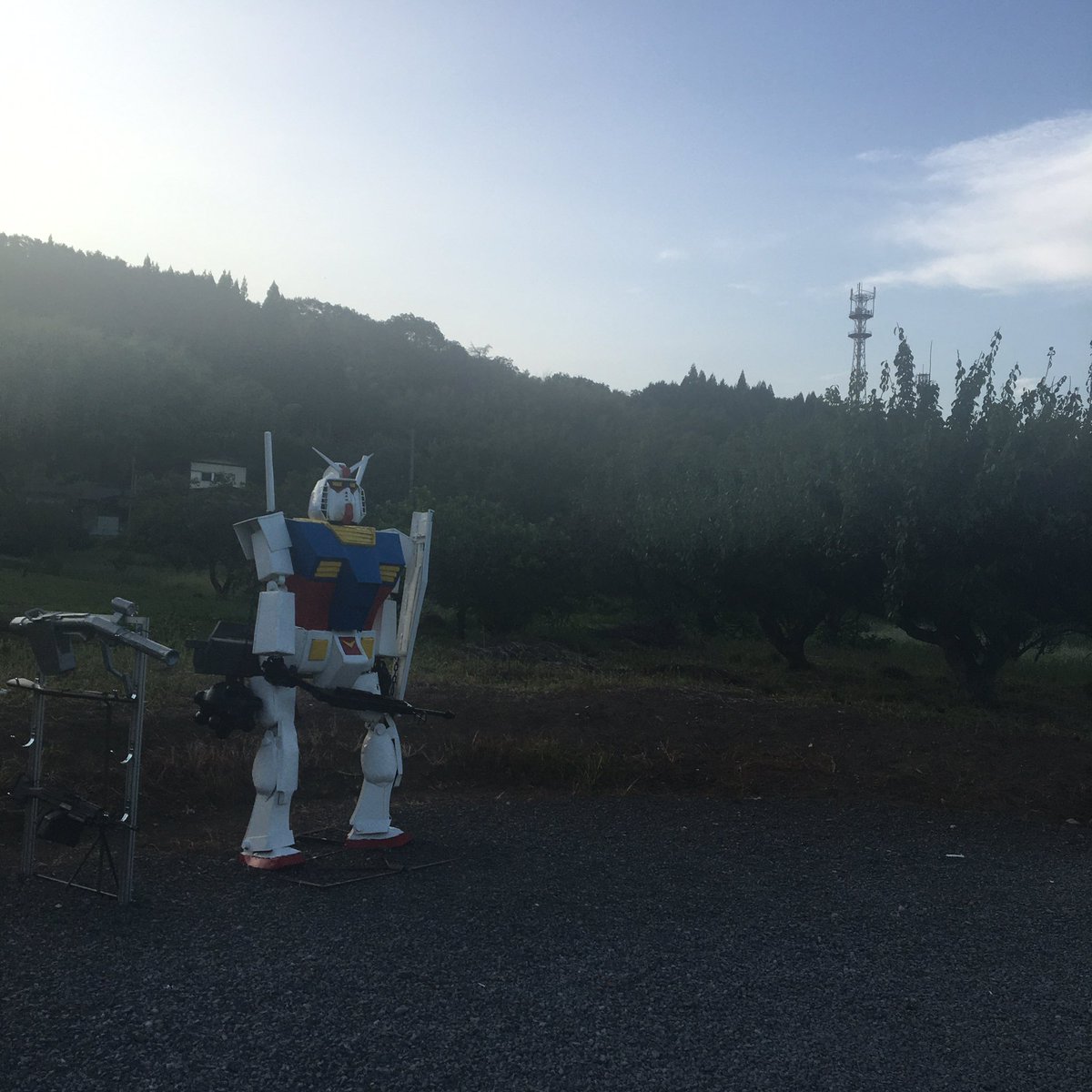 brutishdog's tweet photo. ガンダム（の隣にサイクルラック）大地に立つ。

ご利用ください。
#サギポタ
#へたれガンダム
#ふくいち
#サイクルボール https://t.co/CSRH4dqjl8
