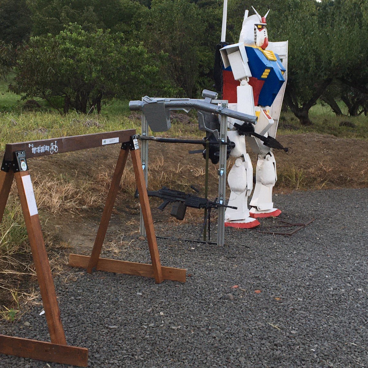 brutishdog's tweet photo. ガンダム（の隣にサイクルラック）大地に立つ。

ご利用ください。
#サギポタ
#へたれガンダム
#ふくいち
#サイクルボール https://t.co/CSRH4dqjl8
