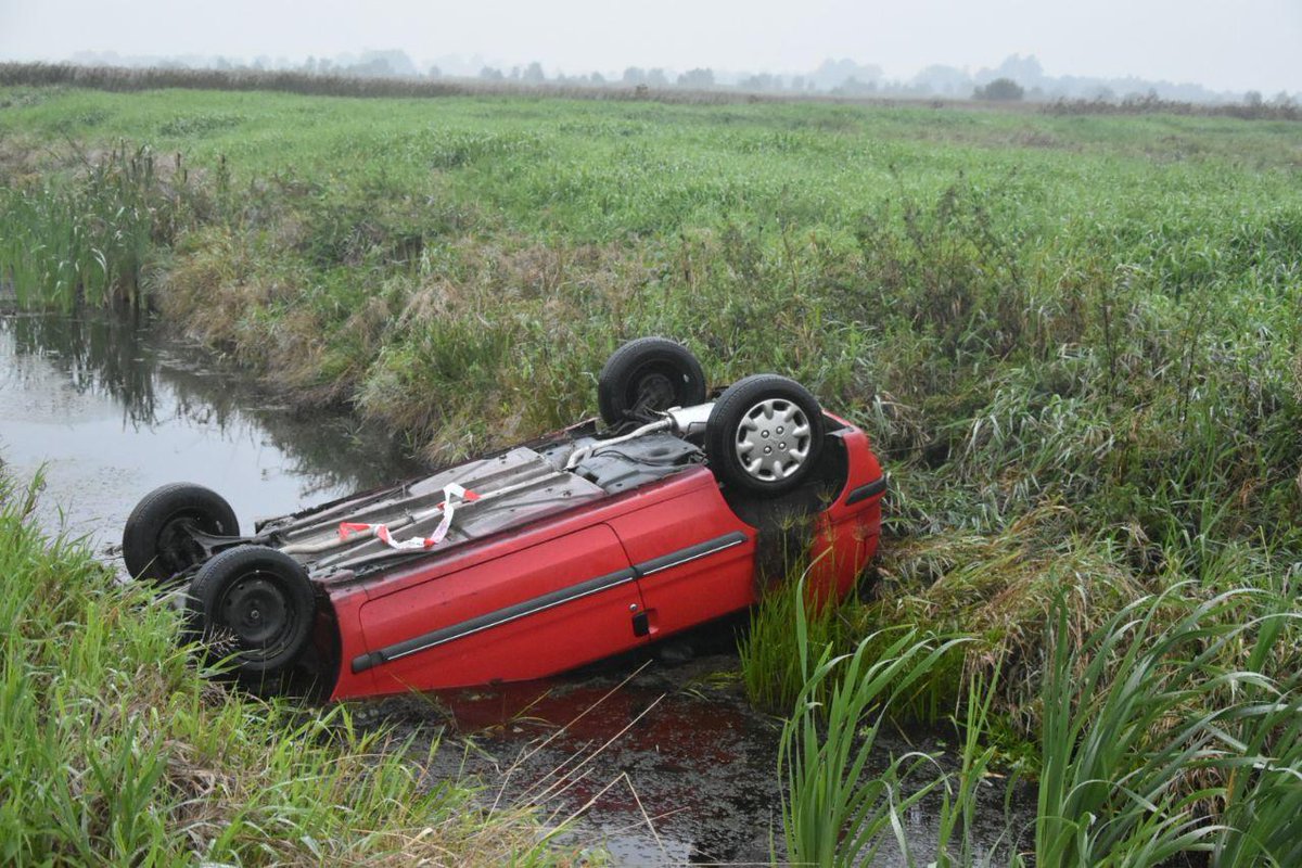 Auto op de kop in de sloot in Friese Nijetrijne, bestuurder uit Ossenzijl ongedeerd .