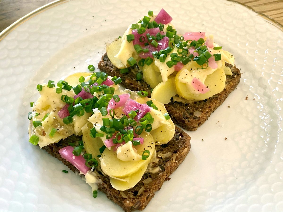 andersdue's tweet photo. Nå, men så arbejder vi hjemme igen. Kommer til at savne kollegaerne, men ser frem til at videreudvikle mine kartoffelmadder til PERFEKTION https://t.co/caf58lvb7M https://t.co/nKU5RII1ve