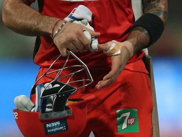 Bringbackold_18's tweet photo. You can't hit 100 in 15 overs match with 8 stitches in hand.
Unless You Are VIRAT KOHLI.
🐐 🐐 @imVkohli https://t.co/XkEny2UQdS