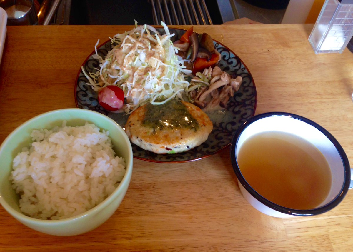 lovelytoyohashi's tweet photo. #豊橋 #カフェ #オーバーフリー
今日の #ランチ は
#豆腐ハンバーグ

お豆腐のわりに弾力も旨みもある淡白すぎない良いお味(o^^o)
いつも通り、付け合わせもとても美味しく頂きました♪

デザートのチョコケーキセットも注文して満腹(๑˃̵ᴗ˂̵)←食べ過ぎw
ご馳走さまでした♪
@cafeoverfree https://t.co/2SB0syp78f