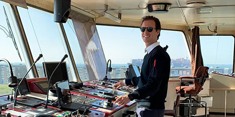 Om kwart voor vijf in de ochtend werd studentloods Roland Smals gebeld door de loodsdienstcoördinator voor een speciale reis.. hoe zijn dag verder verloopt? Lees het hier! 
werkenbijhetloodswezen.nl/werk-in-beeld/…