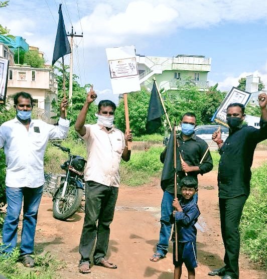 ajaiprasanth11's tweet photo. இளைஞரணி செயலாளர் உதயநிதி அவர்களின் ஆணைக்கிணங்க மா.கழக பொறுப்பாளர் வழிகாட்டுதலின்படி TNமாணவர்களின் உயிரை குடிக்கும் நீட்தேர்வை ரத்து செய்யக் கோரியும் ஏழை எளிய மாணவர்களின் உயிரை குடிக்கும் முறையற்ற ஆன்லைன்வகுப்புகளை முறைப்படுத்த கோரியும் கண்டன ஆர்ப்பாட்டம். #saveTNstudent https://t.co/WmdXG3VpkS