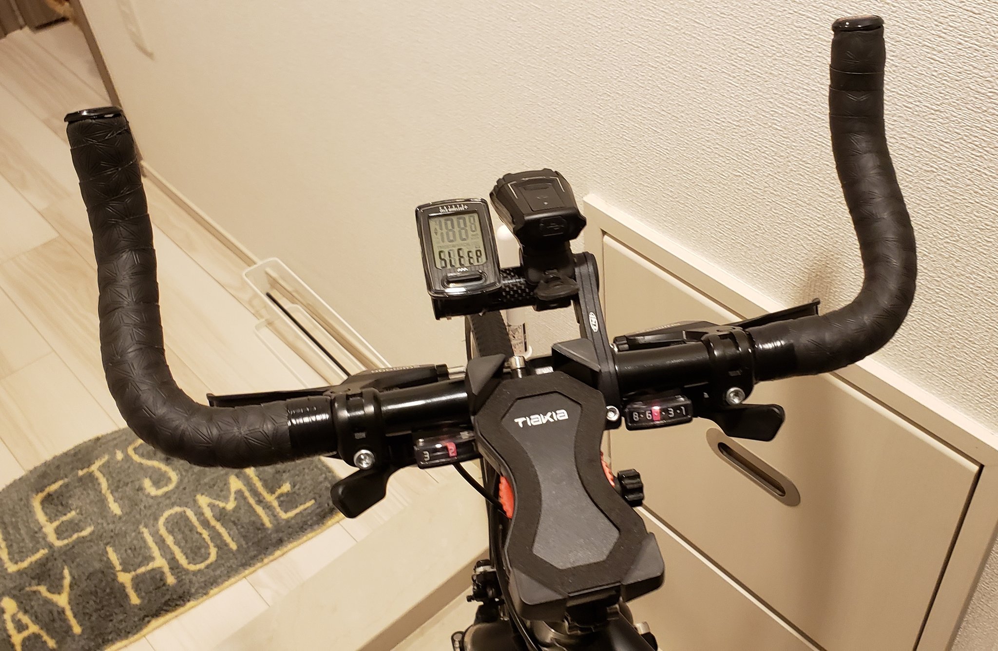 じゅる ๑º º ๑ Uc ブルホーン化したけどとりあえずブレーキとシフターは現状維持にした ラピッドファイヤーをエビホーンにしないようにつけたいけど良い手がなさそうだしどうしたもんかな それが決まらんと新しいバーテープ巻けない W