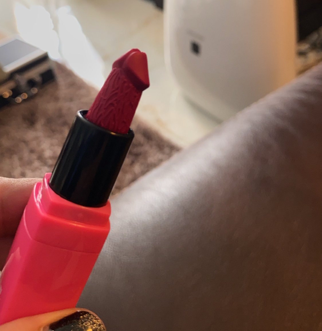 Perasaan pas belanja online kemarin keterangannya “Lipstick Jamur”, pas dateng kok agak ambigu, ya? :(