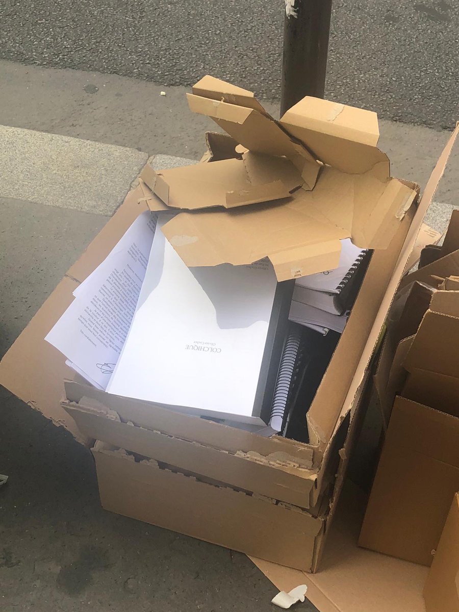 Vu rue de l'Odéon.
Un peu de respect pour les manuscrits, mesdames et messieurs les éditeurs...