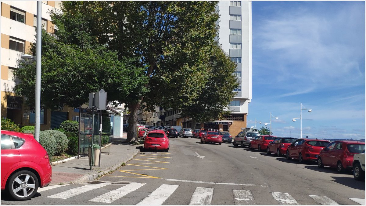 BlogBusurbano's tweet image. Sentimos "desilusionarte" pero... esta nueva #ParadaAccesible desde hace unos días (#Par020 ante la Iglesia del Carmen en #OsCastros) ya no es "la cabecera oficial" de la #Lín2
(lo es la anterior, #Par035).

Es simplemente anecdótico :)

Por lo demás...: