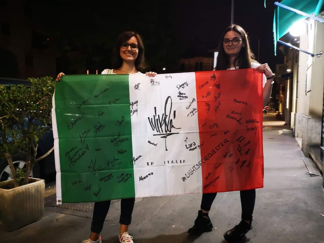 Lights4Chester's tweet photo. Two years ago today we were at the #PostTramaticTour show in Milan โค
It was so special. We got to see many friends and make new ones. We created good memories.
The show itself was so cathartic, an emotional rollercoaster but you felt better after it.
THANK YOU @mikeshinoda ๐ซ https://t.co/evDNfHkbkm