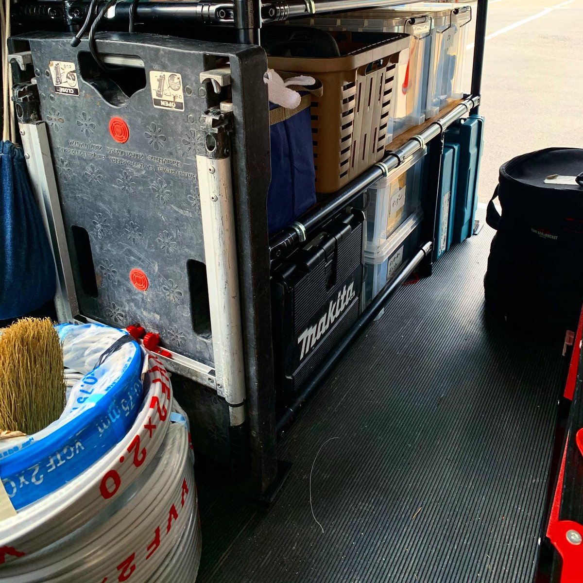 kai142857's tweet photo. 要修正だけどひとまずお店完成。
コード巻き汚いな。笑
#荷台 #棚 #設備 #hiace #supergl https://t.co/kTqkELTE4l