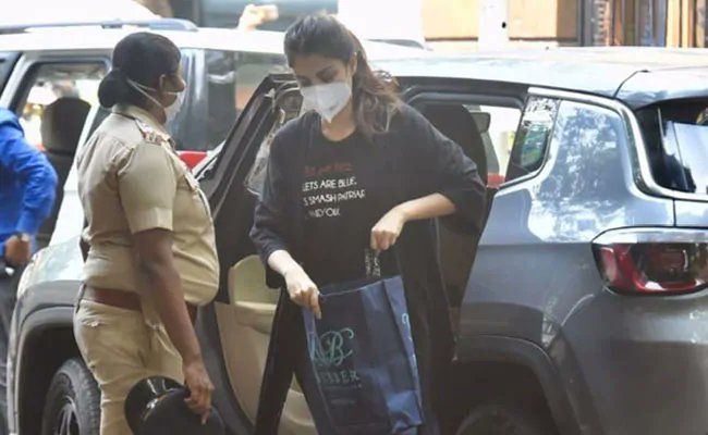 ndtv's tweet image. Rhea Chakraborty's T-Shirt Quote Drew Attention As She Arrived For Probe ndtv.com/india-news/sus…