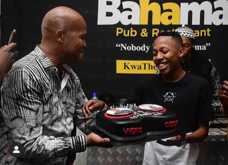 ZaStrive's tweet image. 📃Spotted @VigroDeep Wearing That Strive NinetyFour Classic Tee ! We thank you bro🔥🙏🏾 let’s keep striving #striveninetyfourza #striveninetyfour