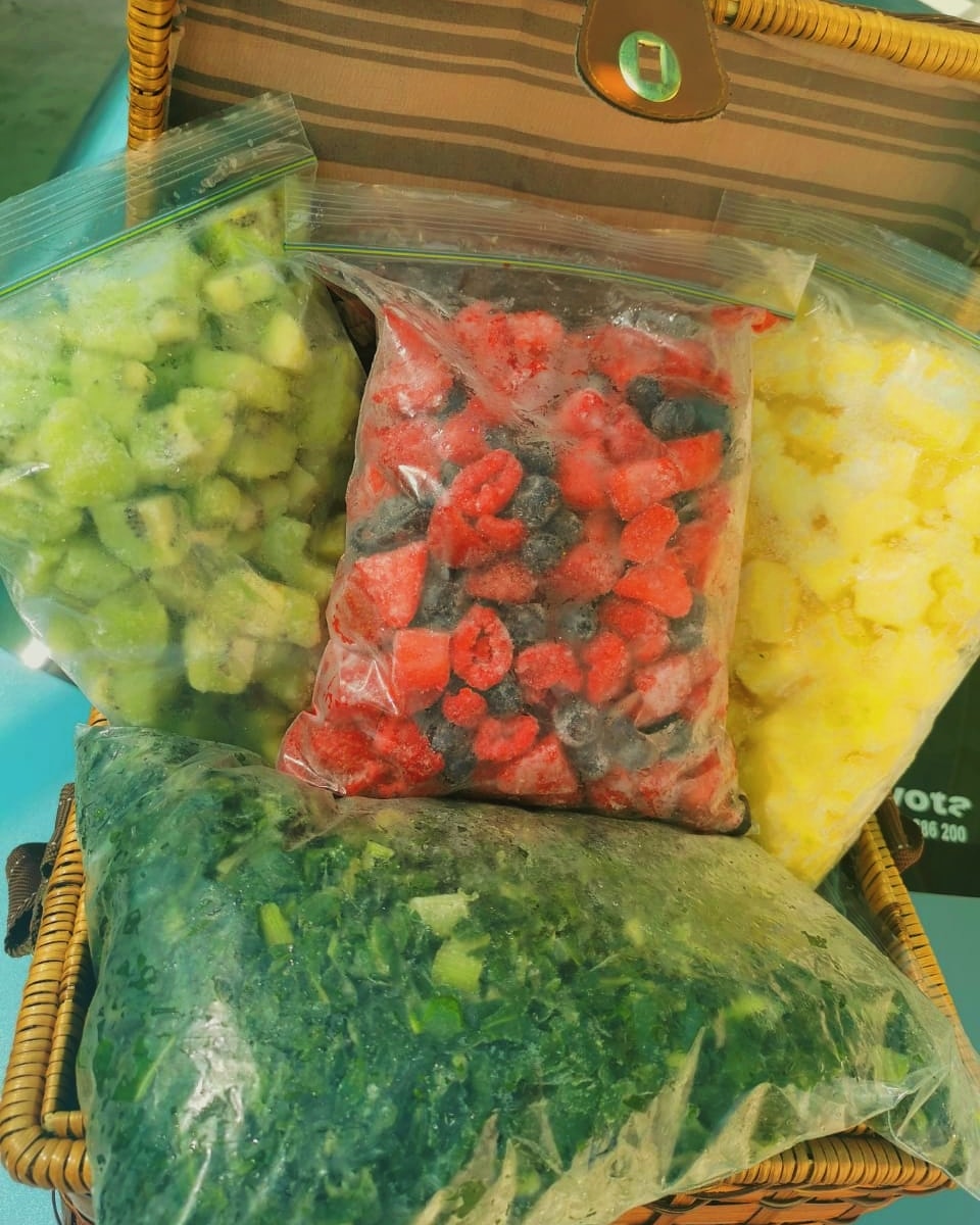 chabiA_21's tweet photo. We sell ready made smoothie packs. All our frozen packs come in 1kg packs. EASY, CONVENIENT AND NO WASTAGE! Free deliveries for areas within a 15km radius of Kempton Park and R50 thereafter! Please visit our page @justblendit_za on Instagram for more information.#GirlsTalkZA https://t.co/91Fn1O4o51