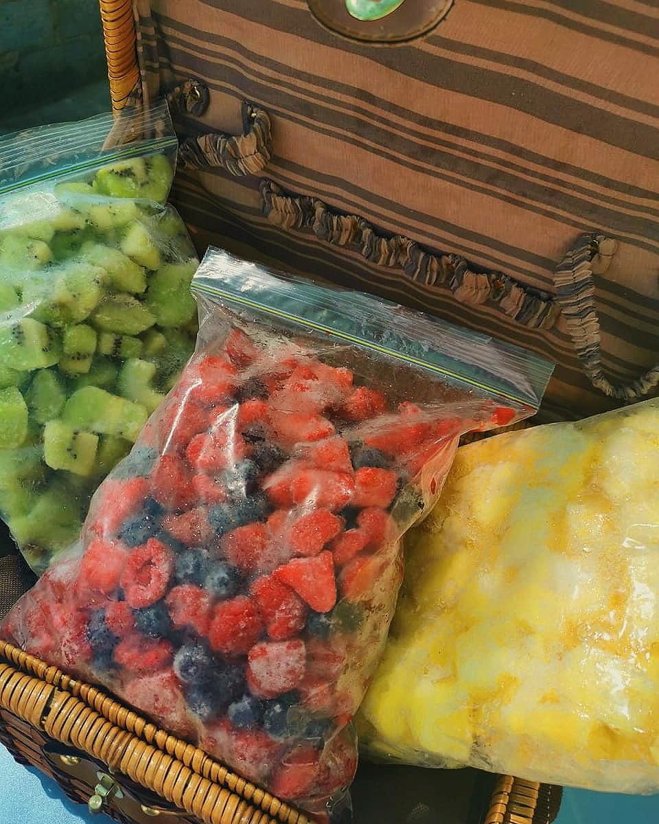 chabiA_21's tweet photo. We sell ready made smoothie packs. All our frozen packs come in 1kg packs. EASY, CONVENIENT AND NO WASTAGE! Free deliveries for areas within a 15km radius of Kempton Park and R50 thereafter! Please visit our page @justblendit_za on Instagram for more information.#GirlsTalkZA https://t.co/91Fn1O4o51