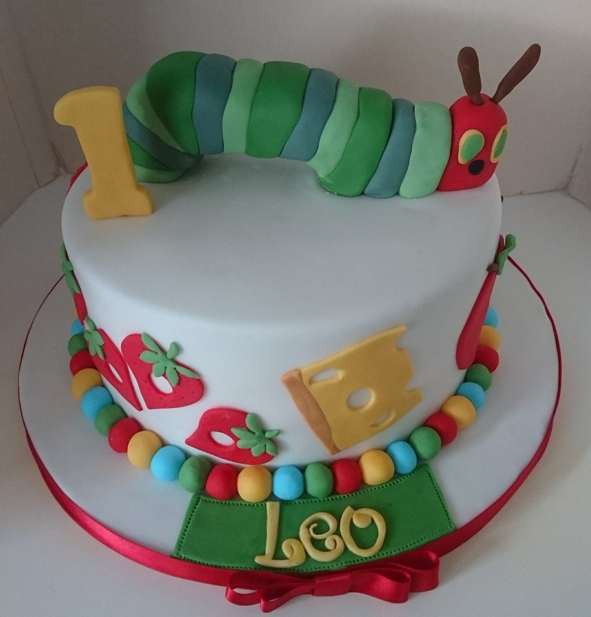 Denascakes's tweet photo. A very hungry caterpillar #cakedecorating #hungrycaterpillar #sugarcraft #Birthday #birthdaycake https://t.co/JG42K8TcL6 https://t.co/iHba9SSgfZ