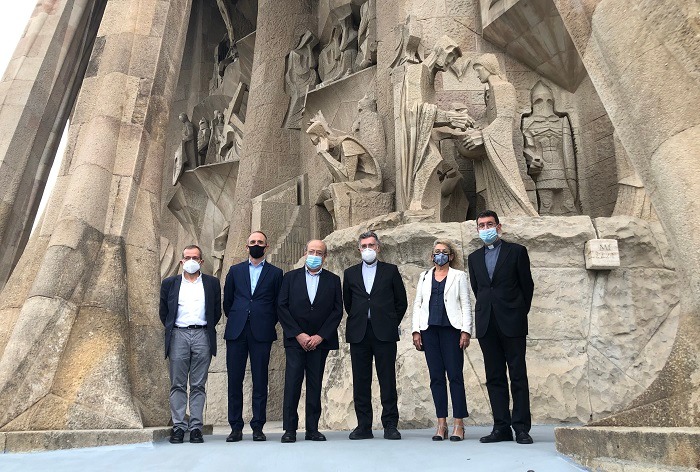 Fac_AntoniGaudi's tweet photo. Es presenta el "Centre d'Estudis Antoni Gaudí" a la @sagradafamilia.

👉 La Facultat Antoni Gaudí (@unisantpacia) n’assumirà 👩‍🎓 la direcció acadèmica i la Basílica de la Sagrada Família ⛪ en serà la seu.

➕ https://t.co/6pmmPoJ3ho https://t.co/RXJyxdbOeu