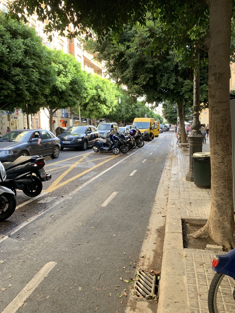 Pableraso's tweet image. C/ Colón ahora mismo. Un carril colapsado. Los otros 3 vacíos  @radaresvalencia 

Gràcies @AjuntamentVLC  per les molèsties, per la pol·lució i per la quantitat de comerços que estan tancant