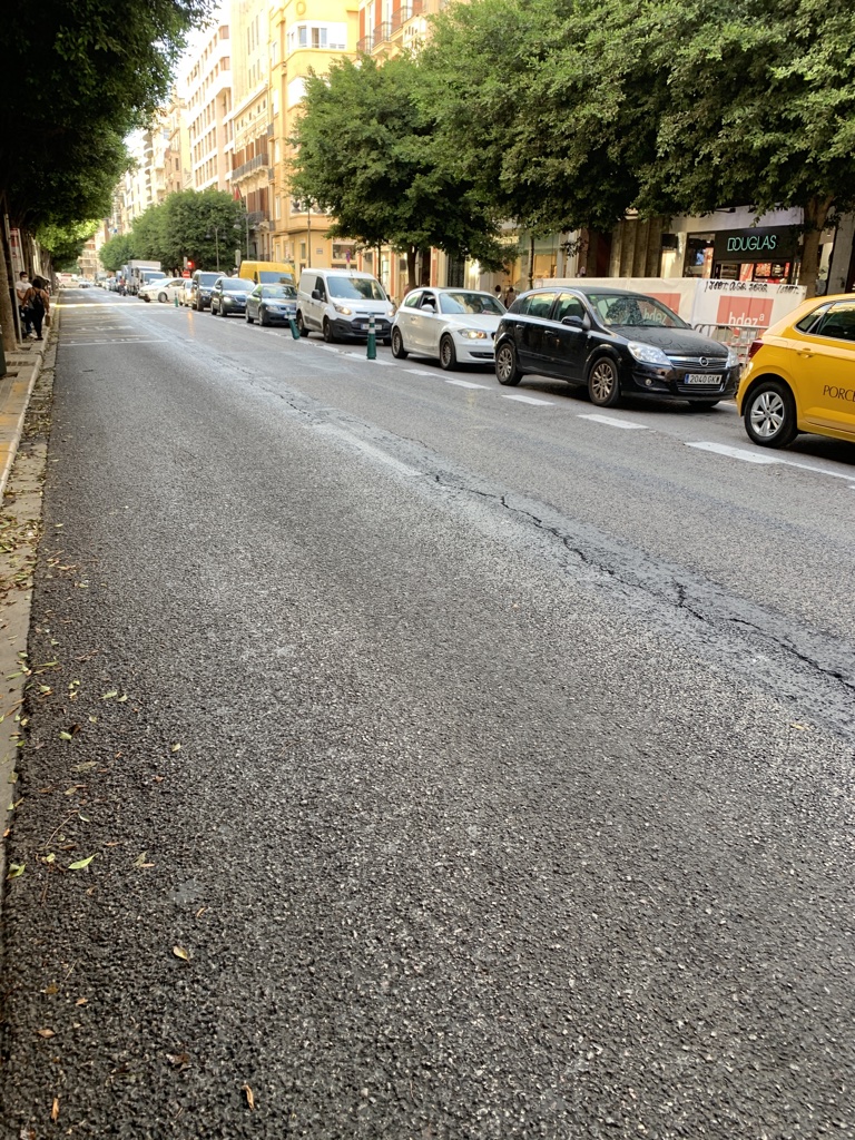 Pableraso's tweet image. C/ Colón ahora mismo. Un carril colapsado. Los otros 3 vacíos  @radaresvalencia 

Gràcies @AjuntamentVLC  per les molèsties, per la pol·lució i per la quantitat de comerços que estan tancant