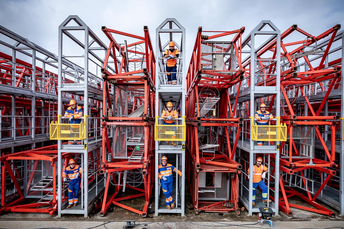 Bouygues_BatIDF's tweet photo. [#LeSaviezVous❓] Le nom de #MINORANGE vient de la contraction de MINIUM et de la couleur ORANGE. 
🖌️ Le #minium est une peinture antirouille, sortie en 1⃣9⃣6⃣3⃣, qui permettait d’éviter le passage d’une seconde couche de peinture sur les équipements de #chantier 👌 https://t.co/9FZtUHvS7U