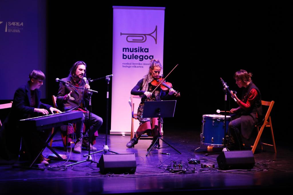 Antzoki_Sarea's tweet photo. 📣 Gaur Elorrioko Arriola Antzokian gaude euskal musikarien proiektuak ezagutzeko: Thierry Biscaray, Hatxe, Xatiro eta beste asko etorri dira haien proposamenak ezagutzera ematera. https://t.co/pl90upAYwB
