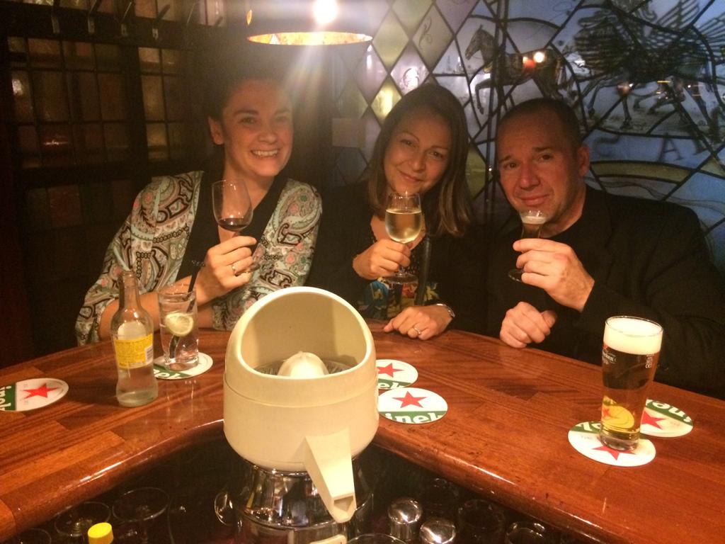 SusieHaldar's tweet photo. Remember this lovely evening @MarkHallinger and @carolineshawley? #SAMASEBO tasty #Indonesianfood and then after dinner cocktails at #Pianobar 🎹🎶 #amsterdam #WeMissIBC #IBC2020 @IBCShow https://t.co/5cq7hdX4Ve